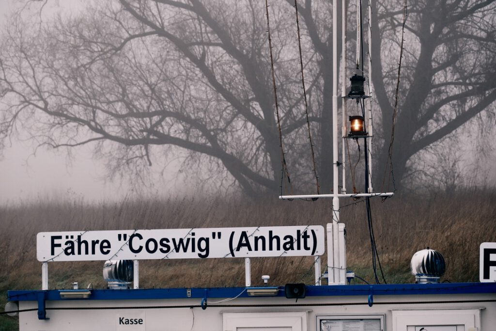 Der Fährmann 1 Fähre Coswig (Anhalt) im Morgennebel an der Elbe