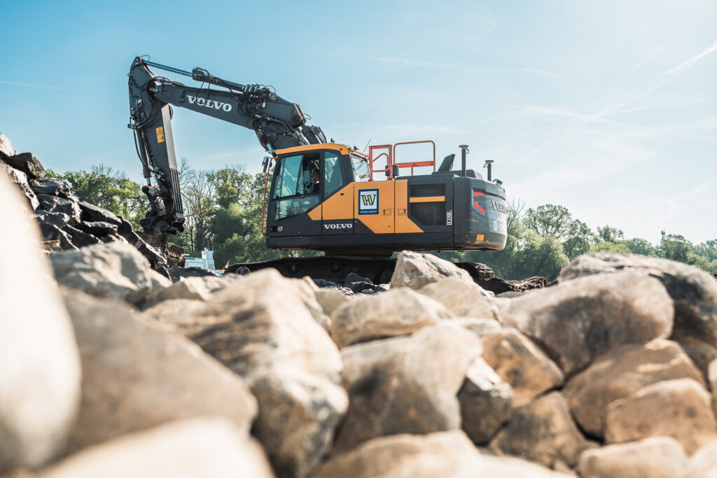 Detailaufnahme der Arbeitsabläufe beim Buhnenbau an der Elbe