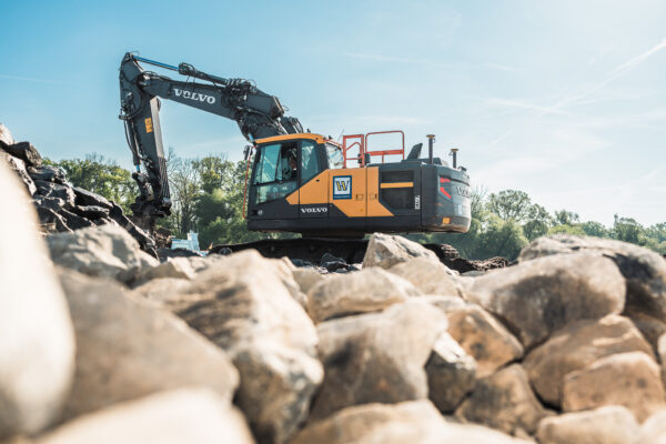 Detailaufnahme der Arbeitsabläufe beim Buhnenbau an der Elbe