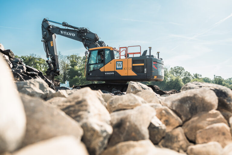 Detailaufnahme der Arbeitsabläufe beim Buhnenbau an der Elbe
